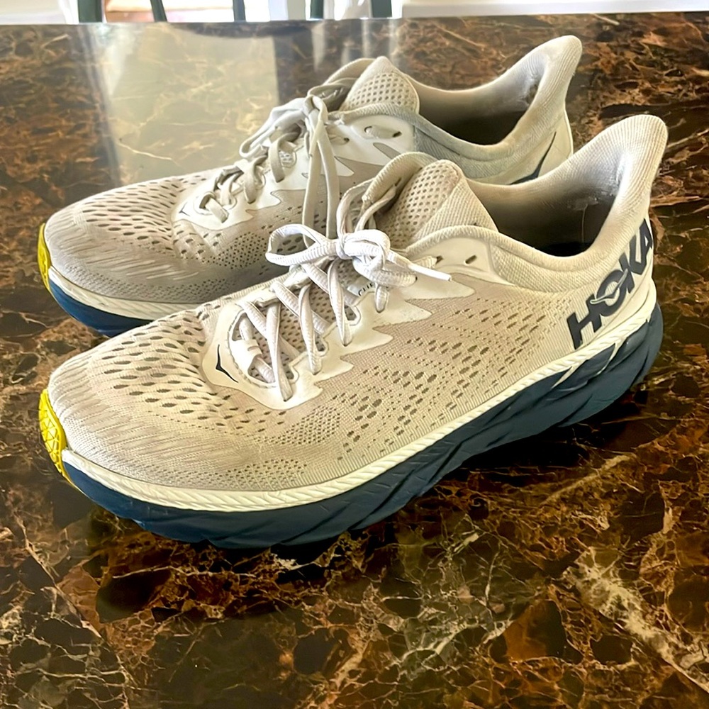 Hoka Clifton 7 (PREOWNED) still in great condition. Size is Mens 11